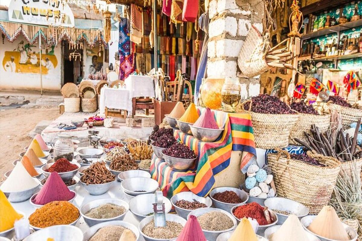 Un mercado con una variedad de especias y otros artículos.