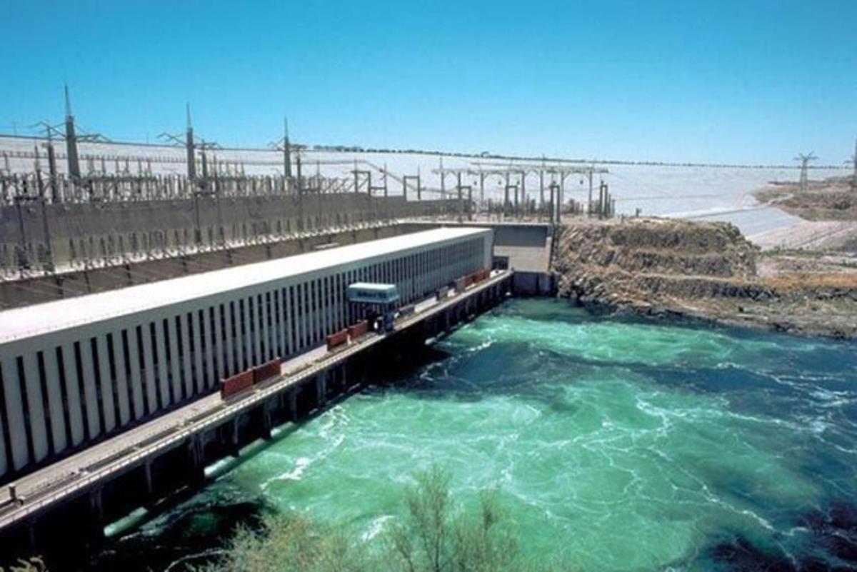 un ponte sopra un fiume con acqua verde