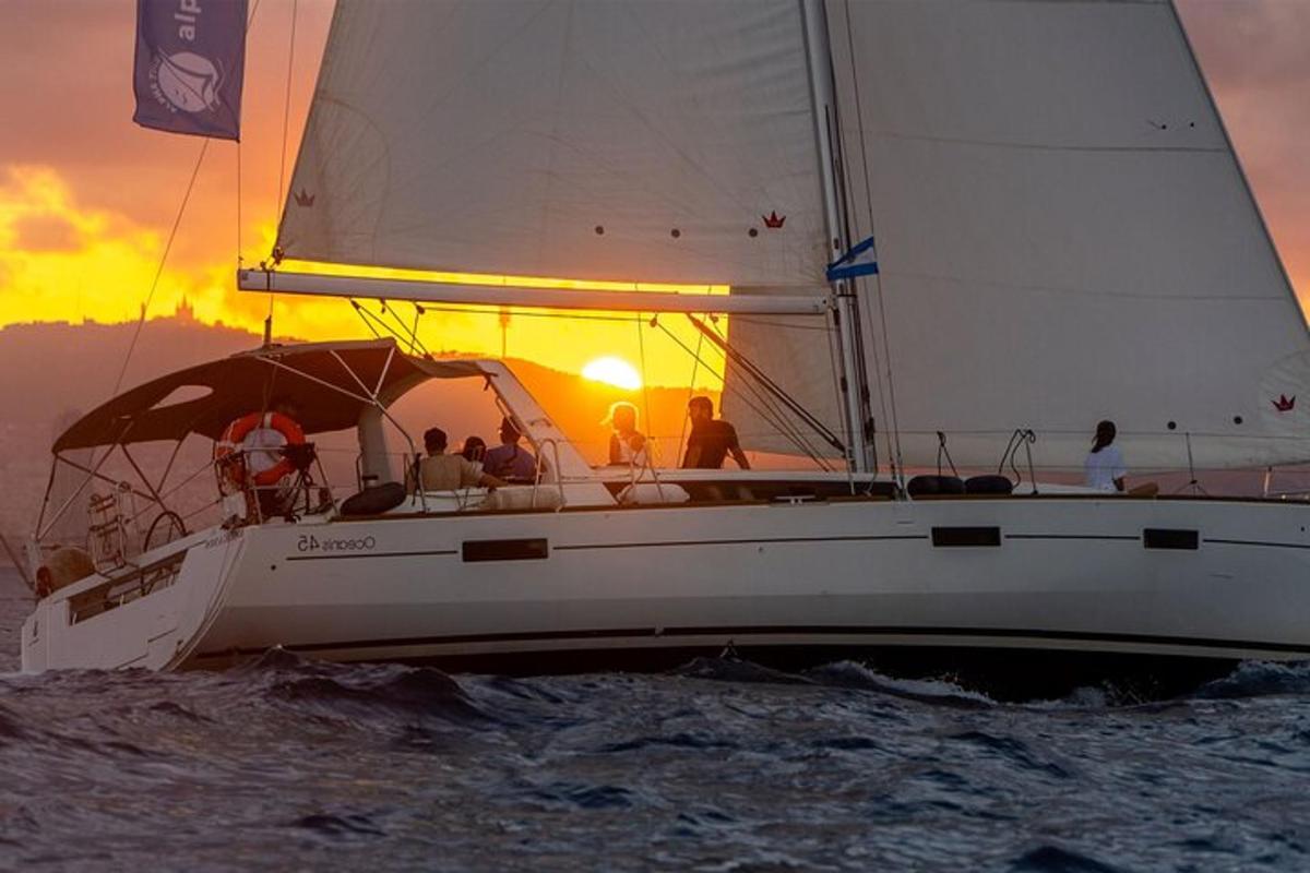 un gruppo di persone su una barca a vela in acqua