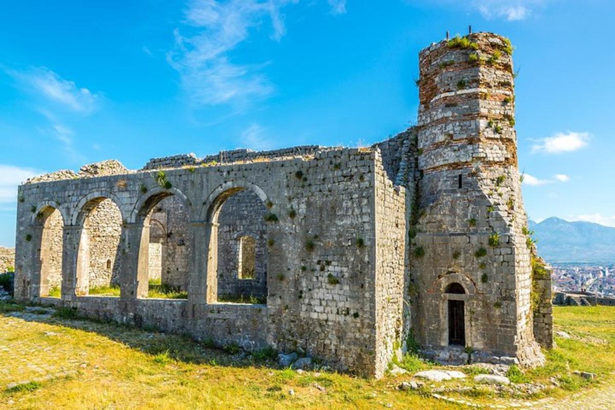 un edifici antic al cim d'un turó
