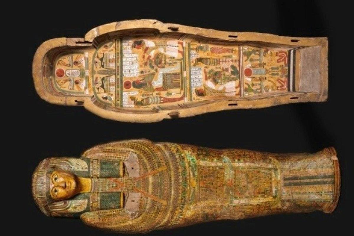 un primo piano di un orologio da polso in legno