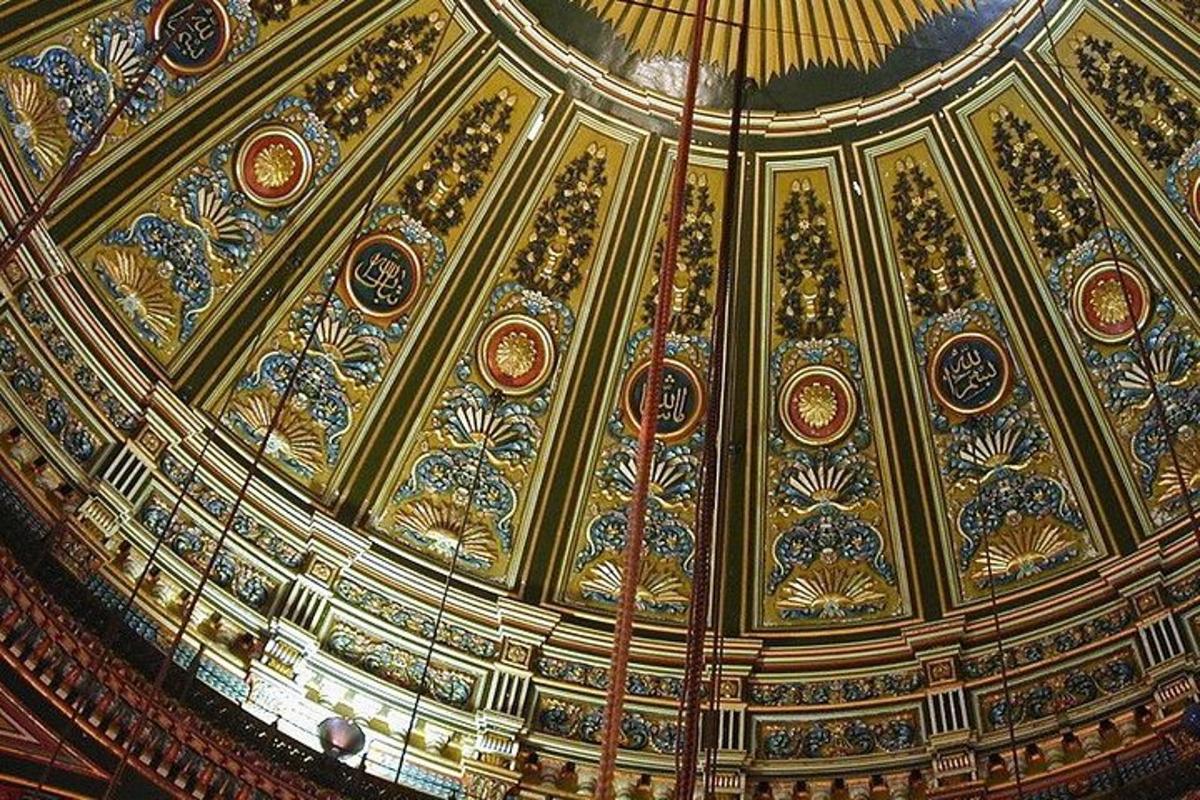 um teto de um edifício com ouro e azul