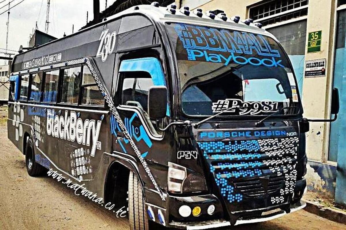 sebuah bus yang dipenuhi grafiti diparkir di jalan