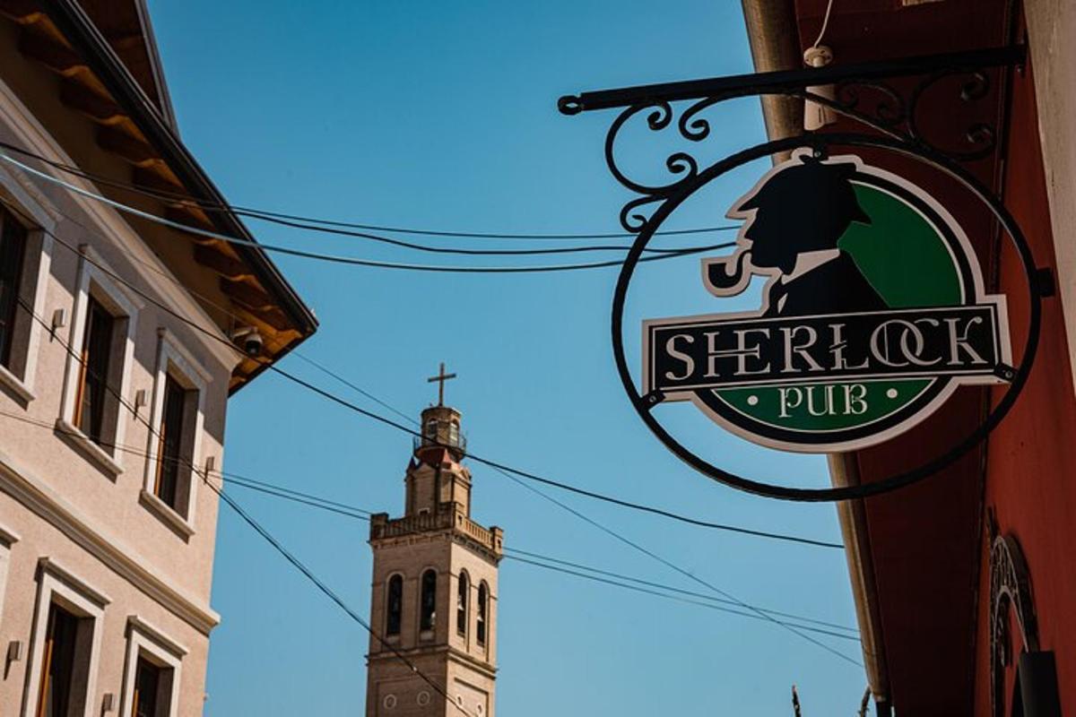un rètol d'un pub de carn amb una torre de rellotge
