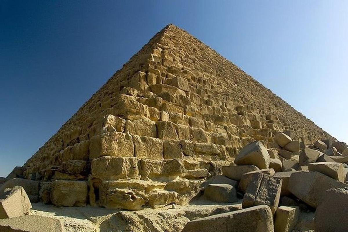 una piramide con un mucchio di rocce di fronte