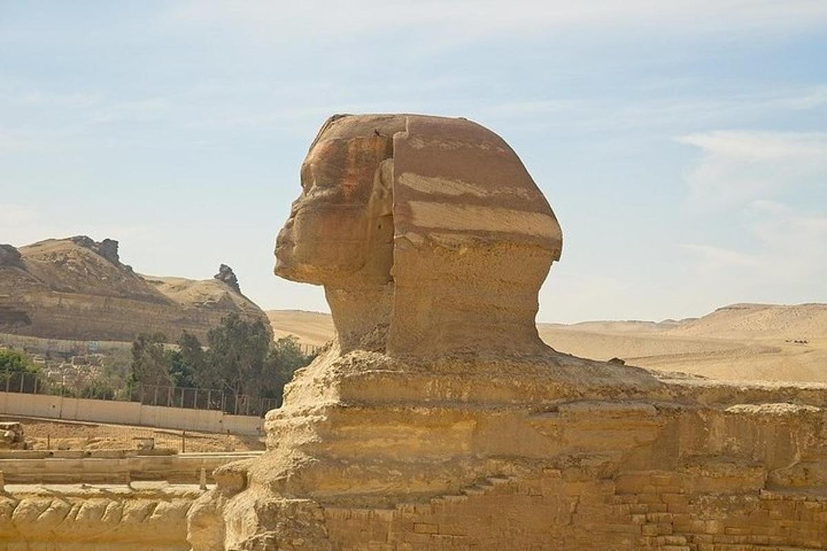 uma estátua de uma cabeça no deserto