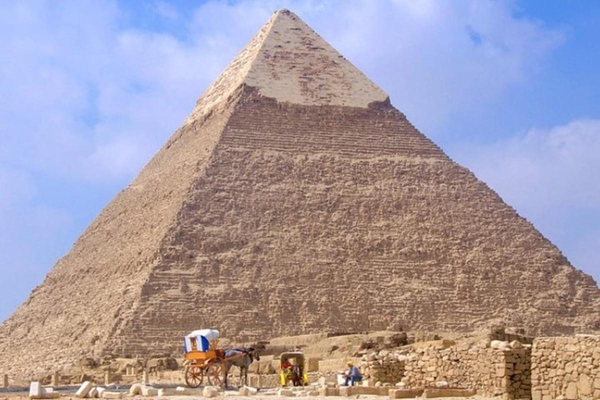 una piramide con due persone a cavallo di fronte
