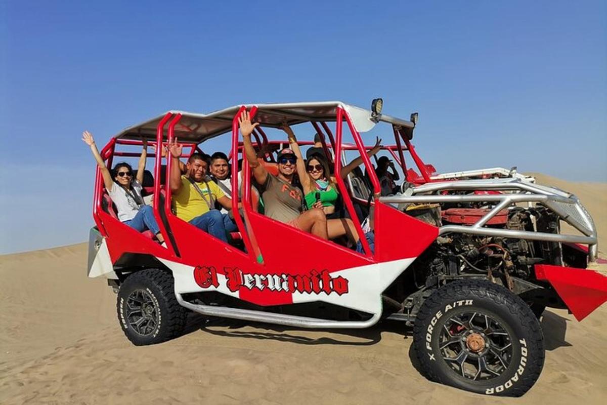 eine Gruppe von Menschen, die in einem rot-weißen Jeep durch die Wüste fahren