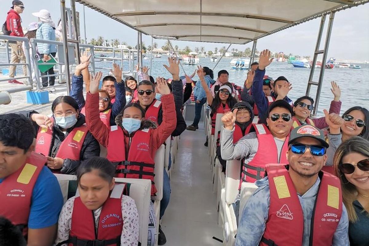 un groupe de personnes sur un bateau avec les mains en l'air
