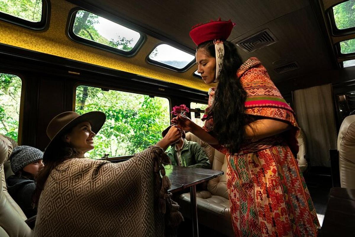 žena stojící v autobuse stříhá někomu vlasy