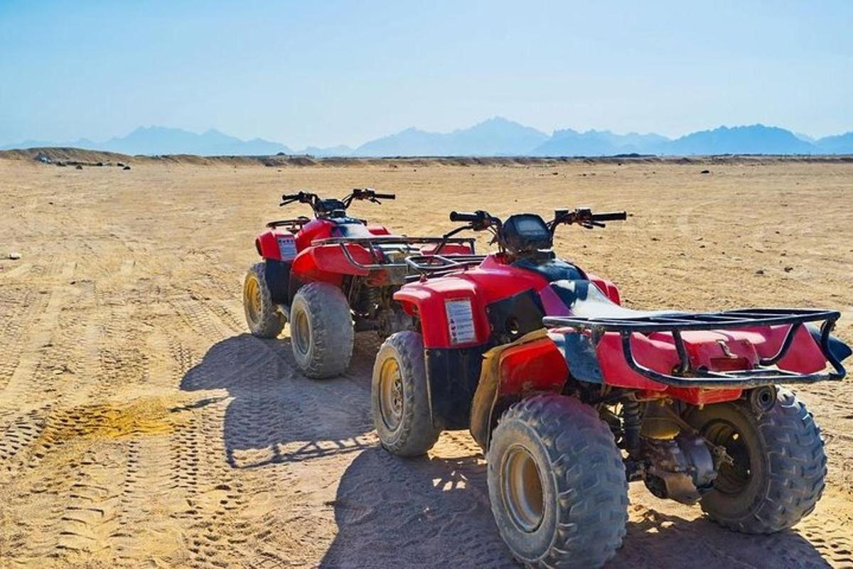due quad parcheggiati nella sabbia del deserto