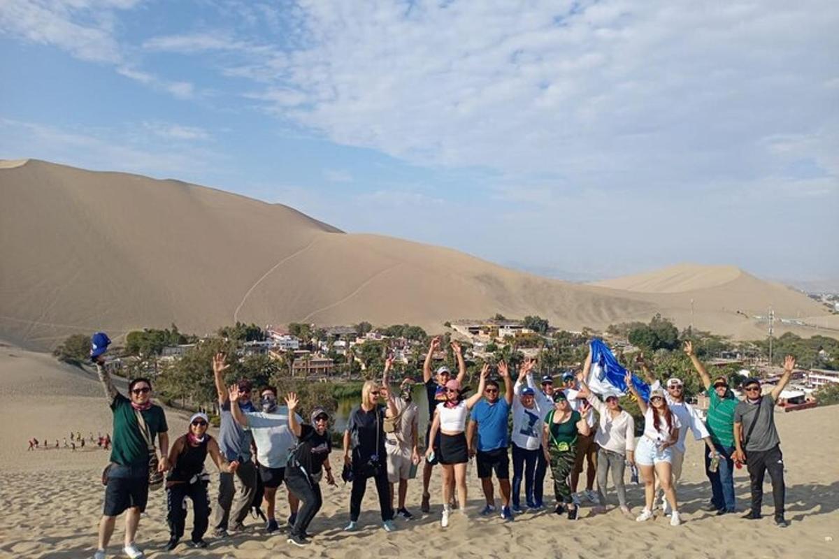 eine Gruppe von Menschen steht mit erhobenen Händen an einem Strand
