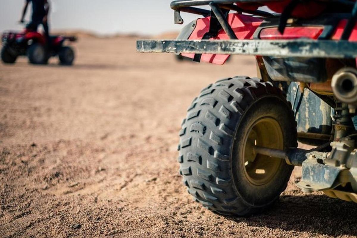 un primo piano di una ruota nel deserto