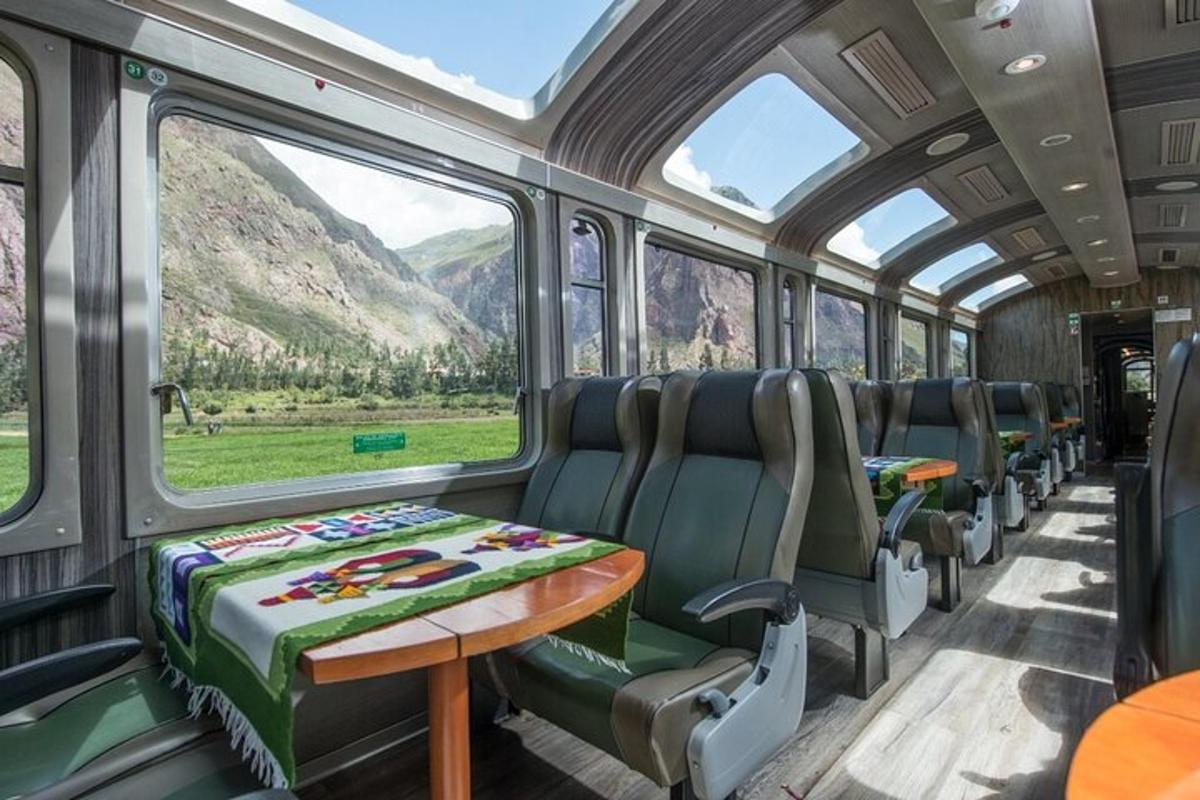 kereta api dengan meja dan kerusi serta gunung