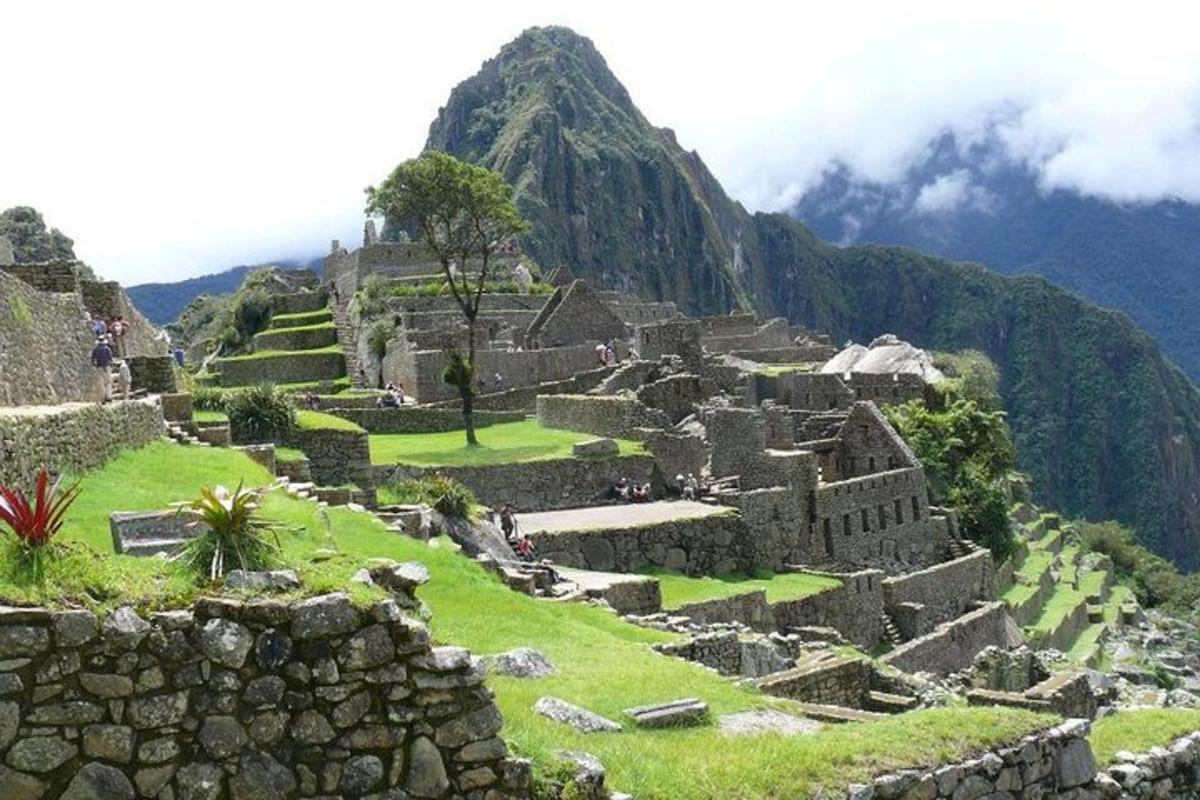 isang tanawin ng machu picchu ruins sa isang bundok