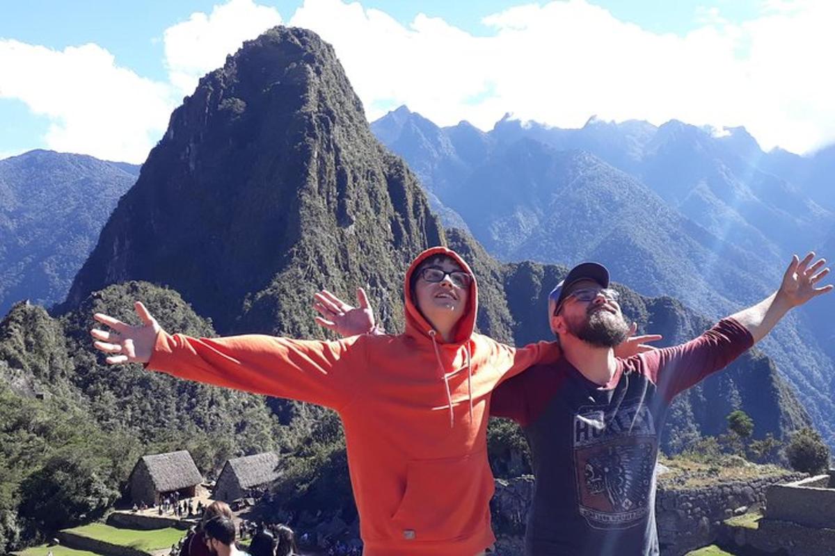 un uomo e una donna in piedi sulla cima di una montagna
