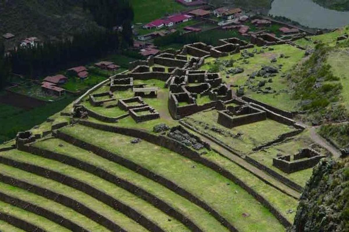 山上建筑物所在的公园的鸟瞰图