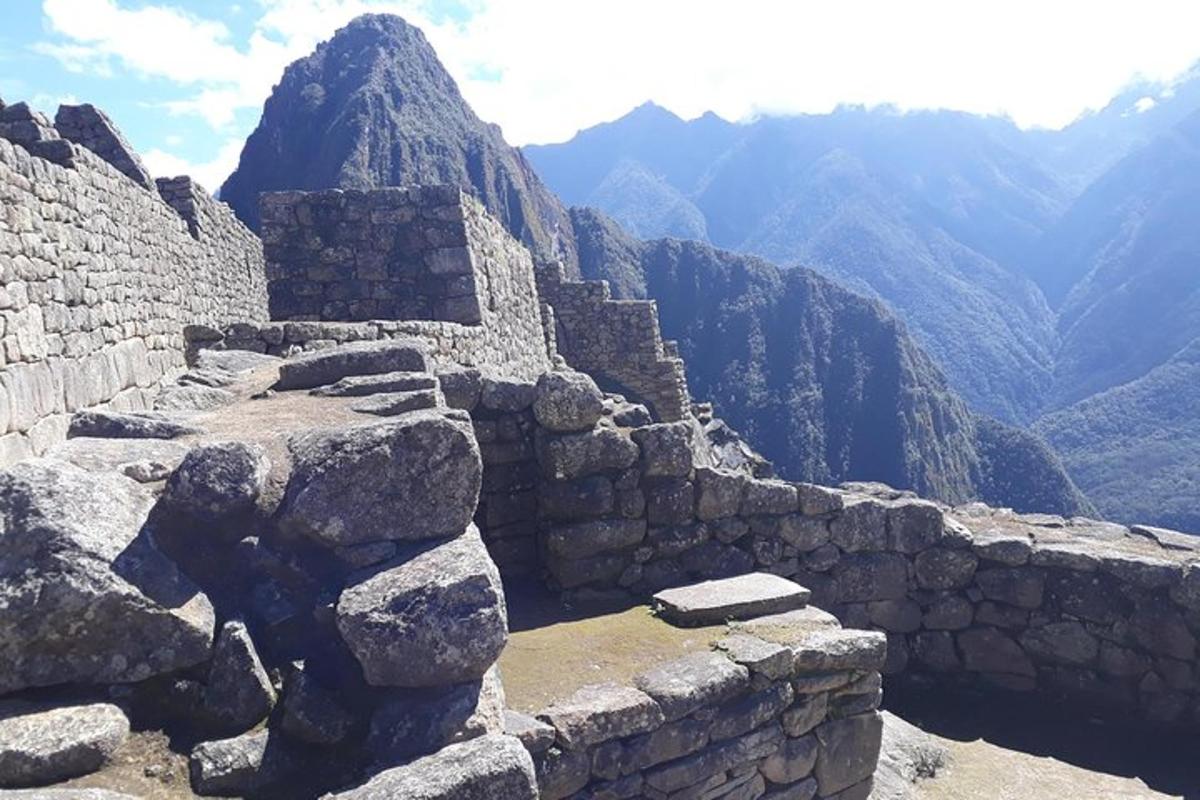 un edificio in pietra sul fianco di una montagna