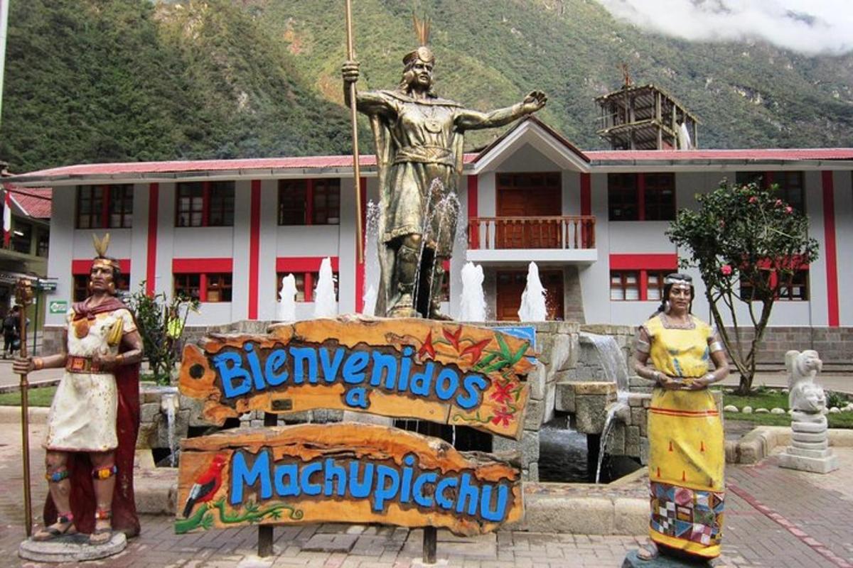 una statua di un uomo in piedi davanti a un monumento