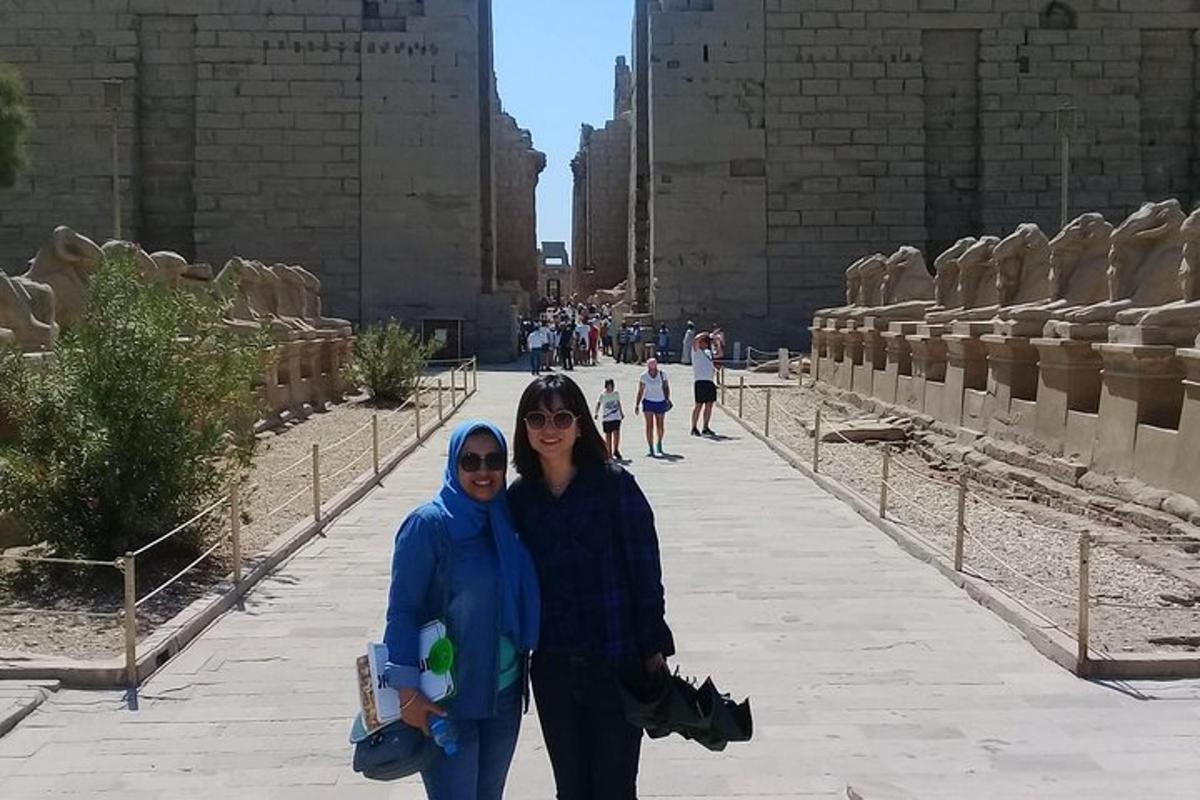 duas mulheres estão posando para uma foto em um prédio