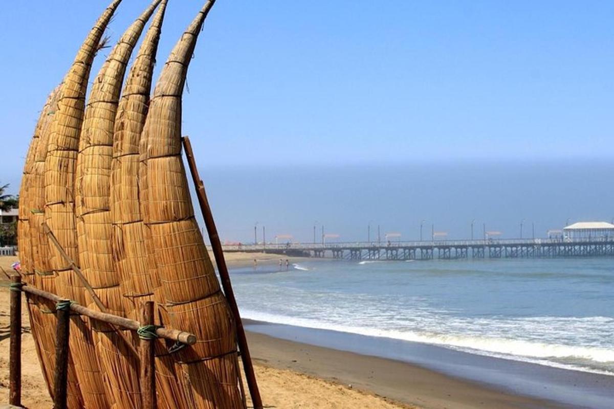 bot kayu di pantai bersebelahan lautan