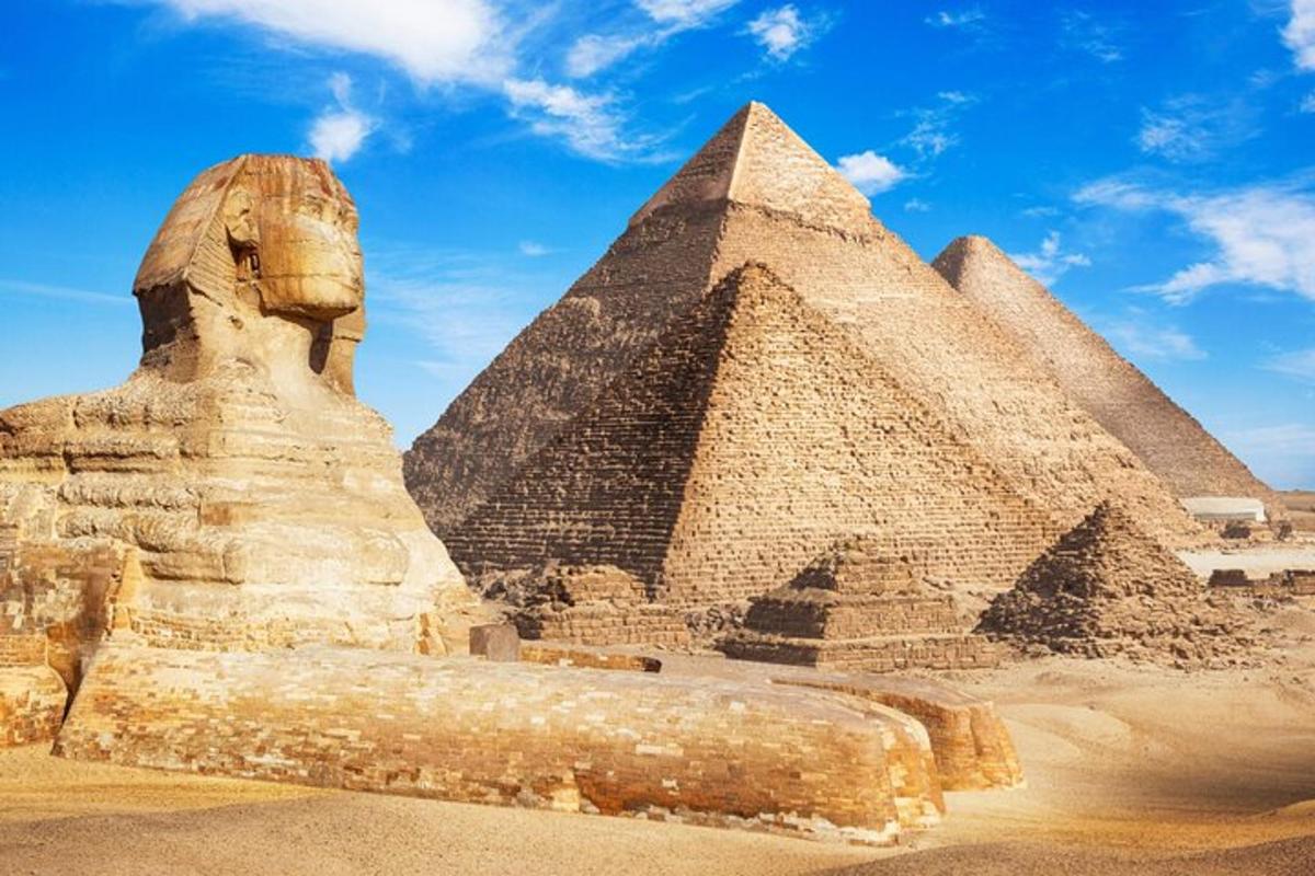 pemandangan piramid giza dan patung