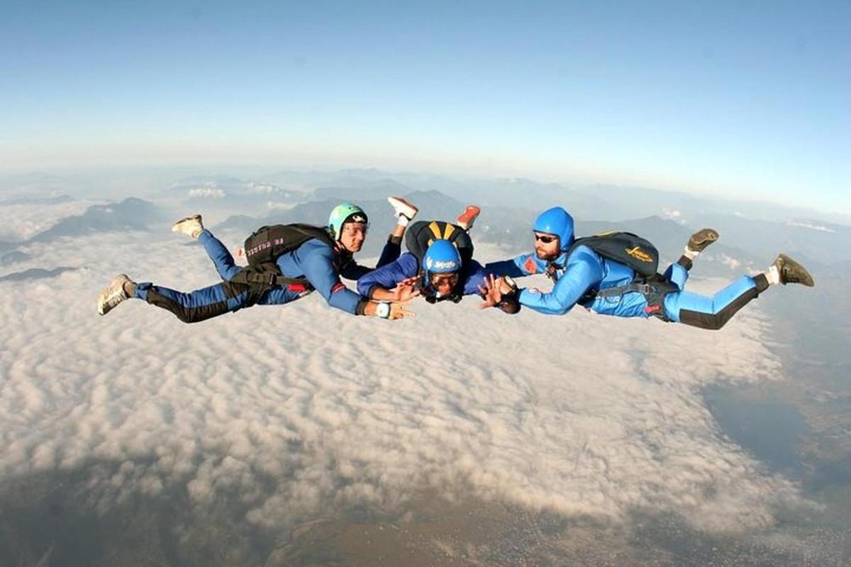 sekumpulan orang berbaring di atas awan