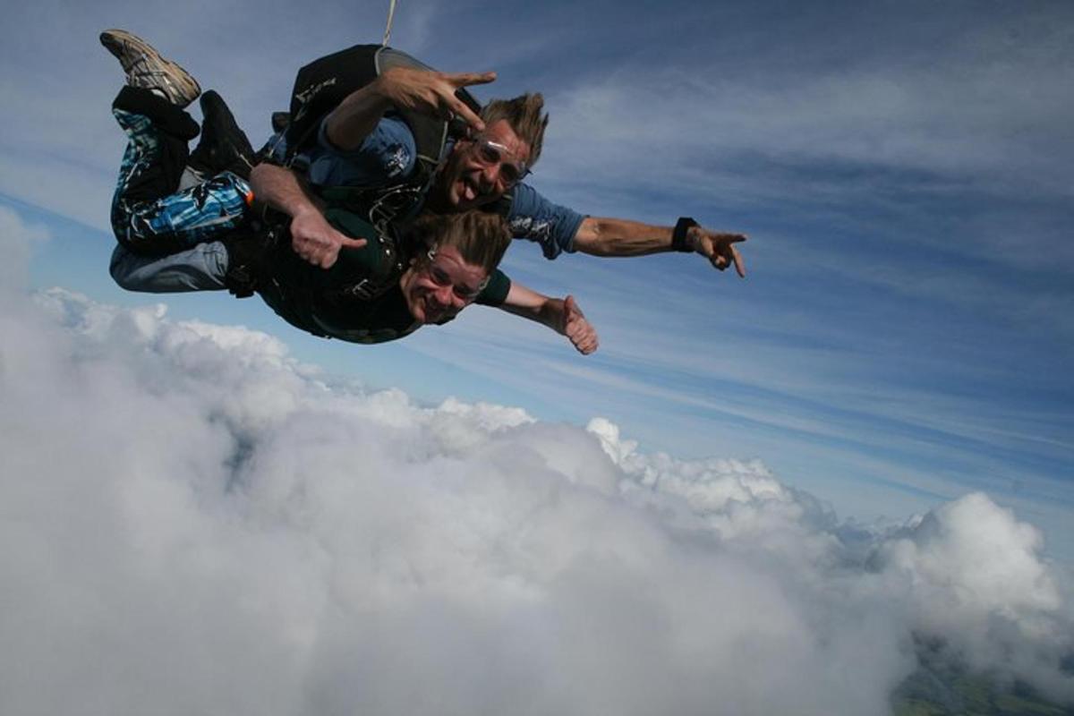 dua lelaki berada di udara di atas awan