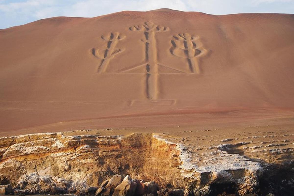 duas cruzes esculpidas na areia do deserto