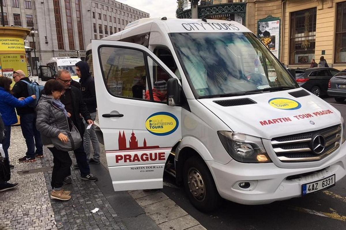 eine Gruppe von Menschen steht neben einem weißen Lastwagen