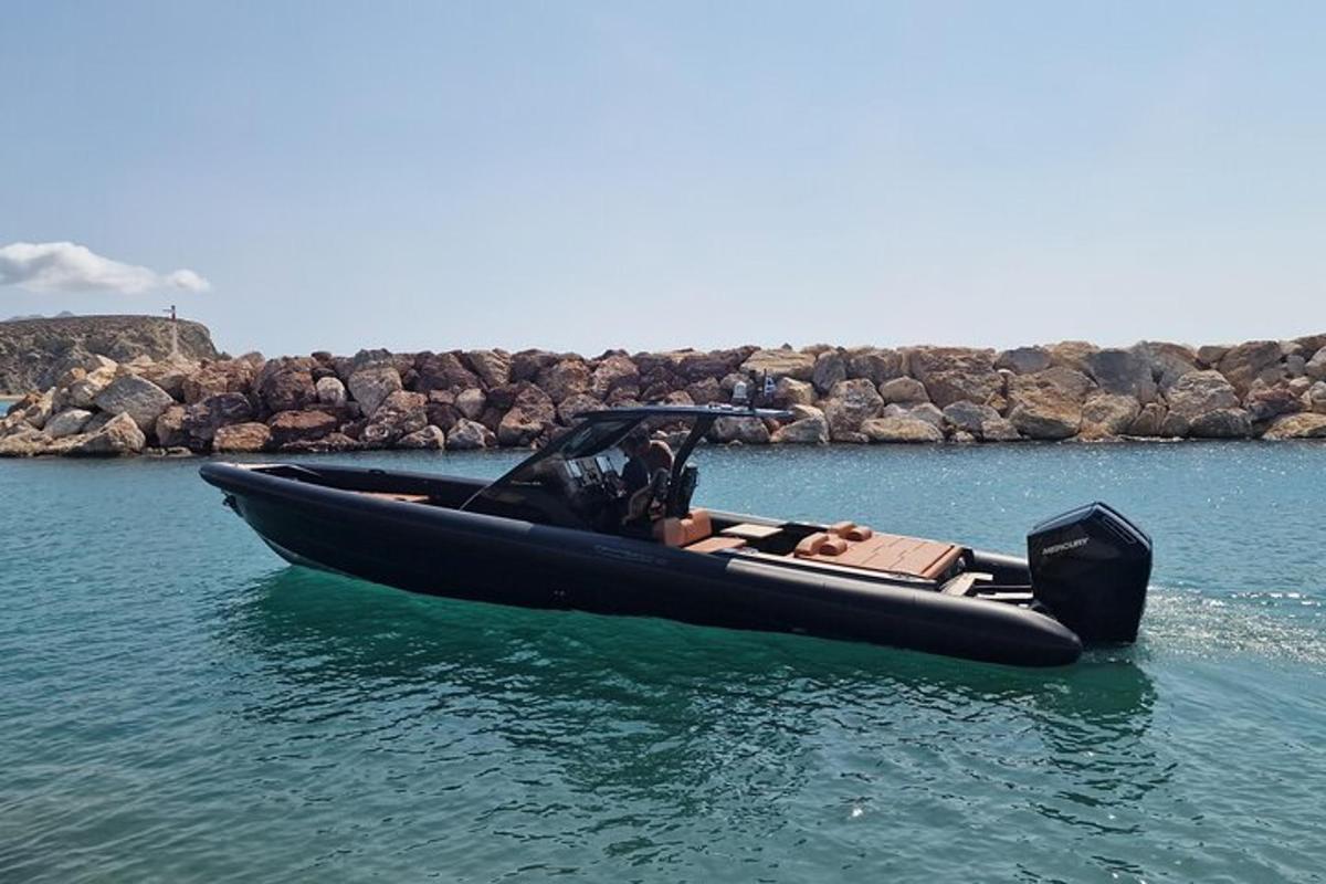 een zwarte boot in het water op een waterlichaam