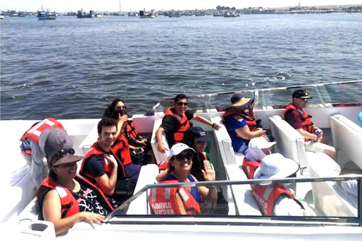um grupo de pessoas em um barco na água