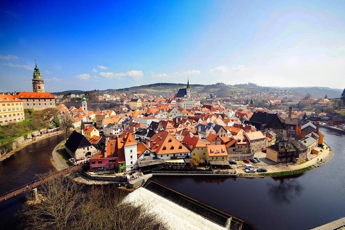 eine Luftaufnahme einer Stadt am Fluss