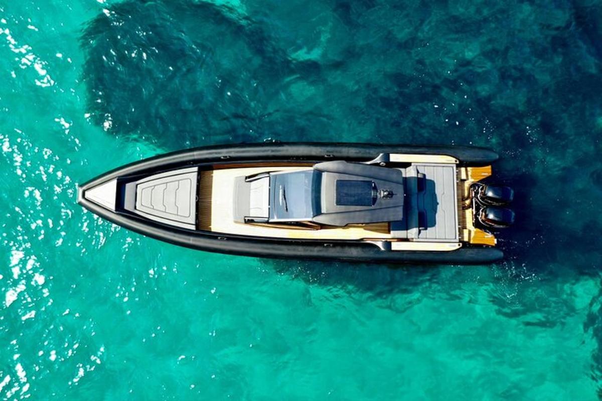 um barco flutuando sobre a água