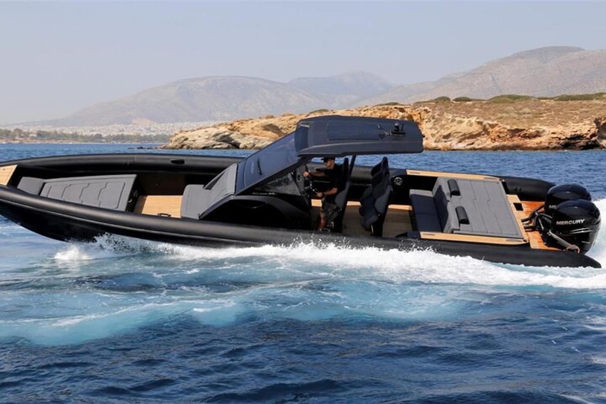 um barco preto na água na água