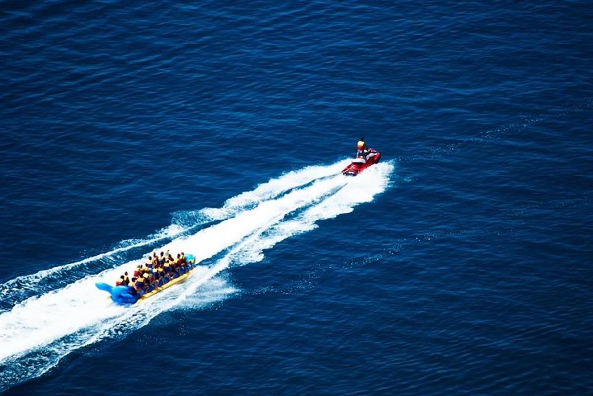 um grupo de pessoas em um barco na água