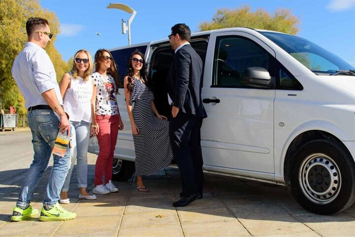 un grup de persones al costat d'una furgoneta blanca