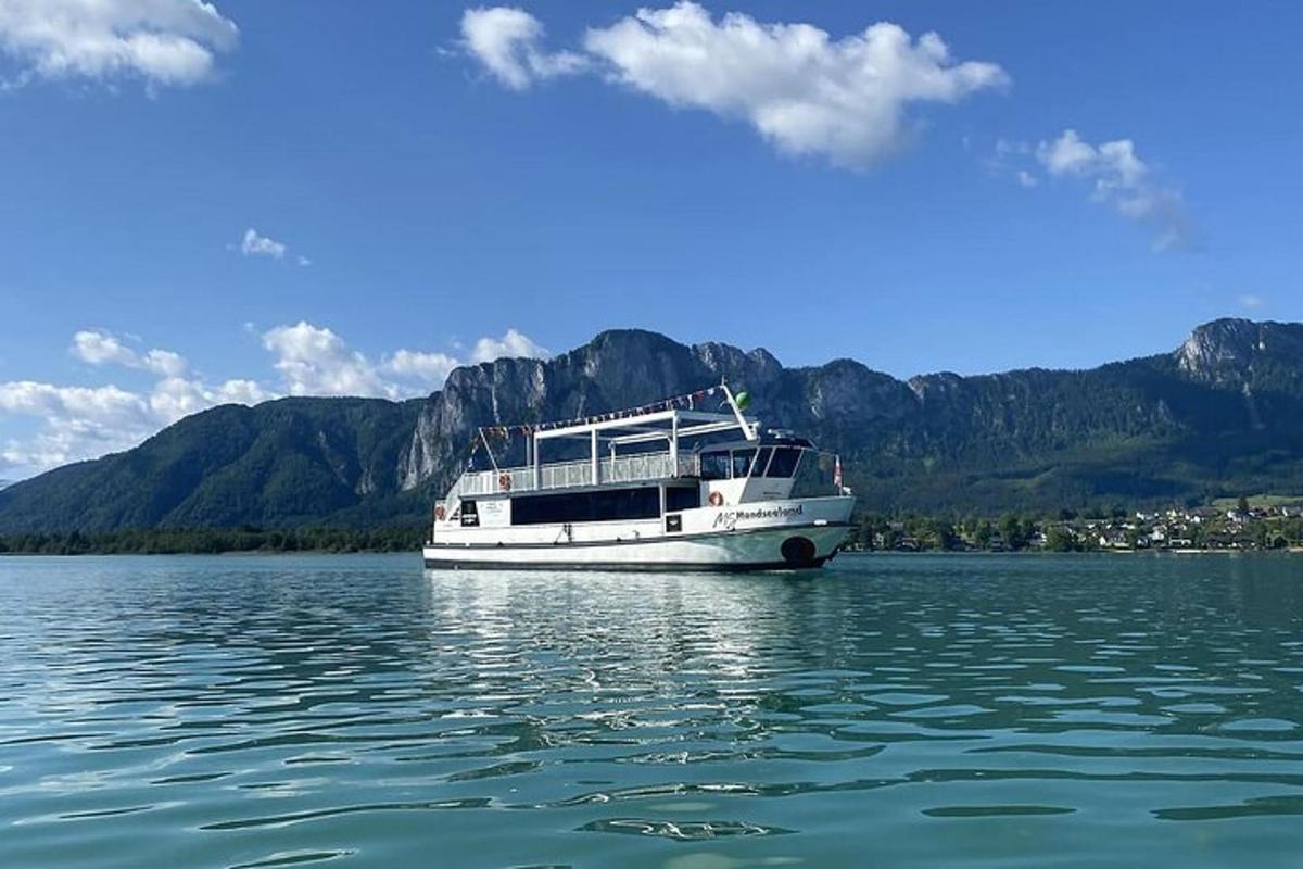 un vaixell blanc flotant sobre una gran massa d'aigua