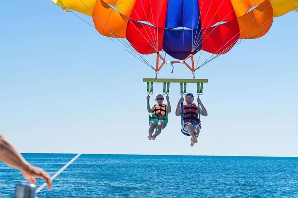 dues persones pujant en paracaigudes sobre l'oceà