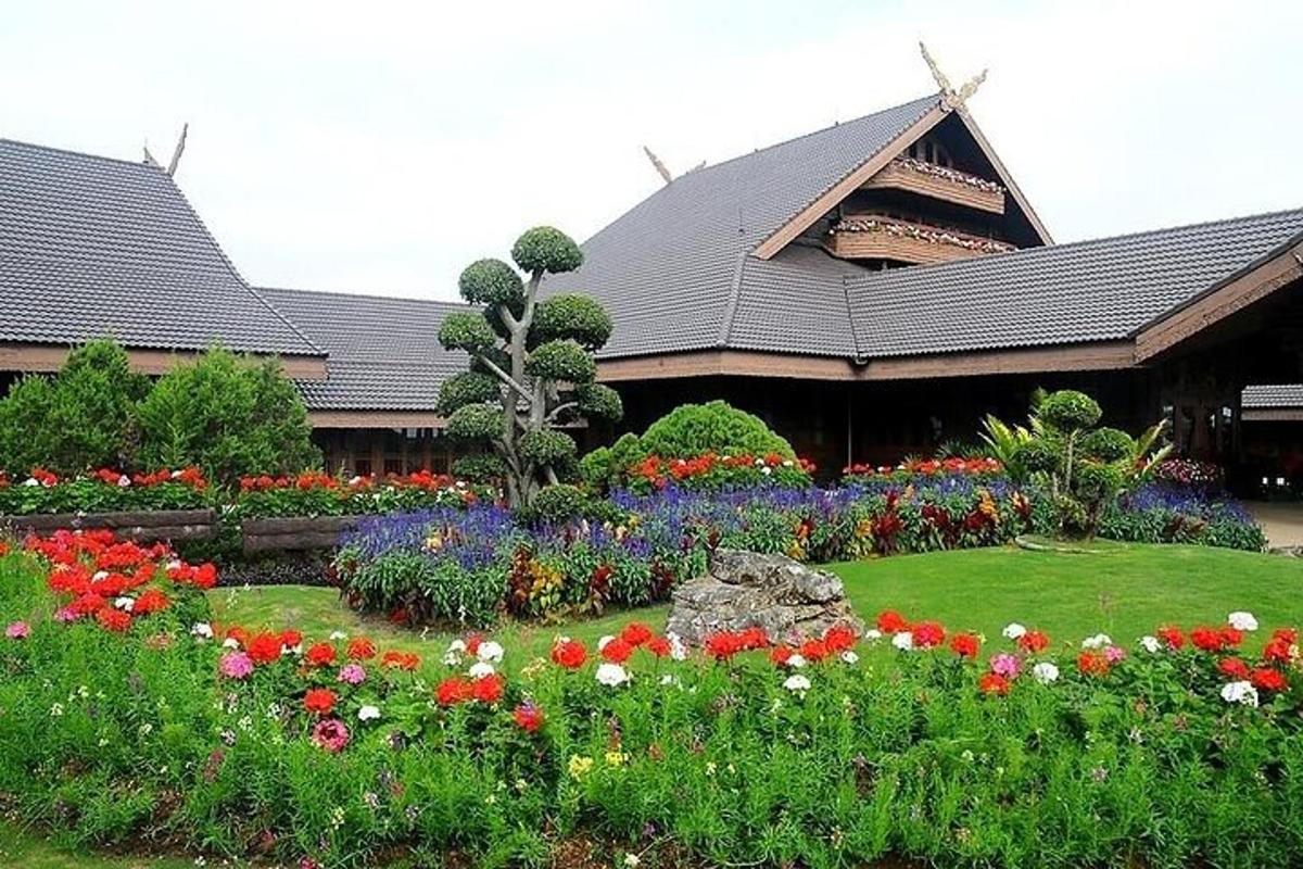 sebuah bangunan dengan taman bunga di hadapannya