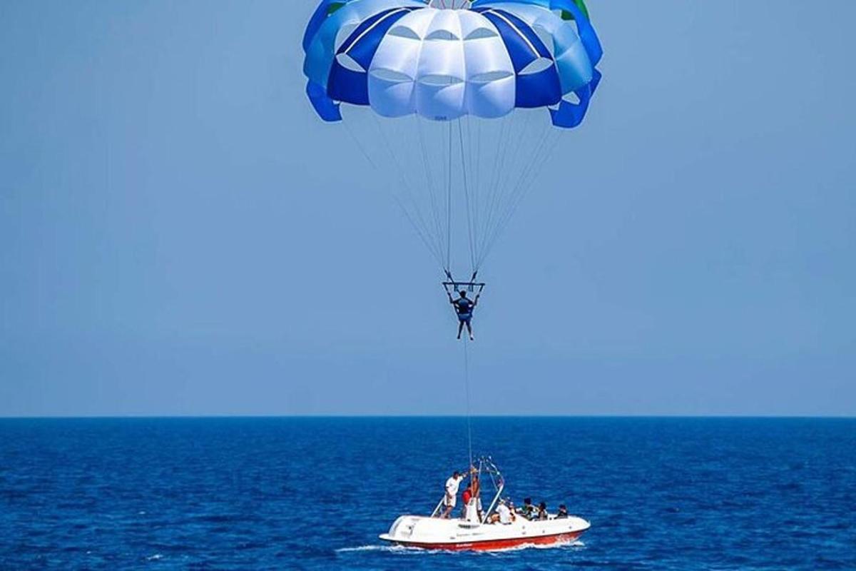 un grup de persones en un vaixell a l'oceà amb un paracaigudes