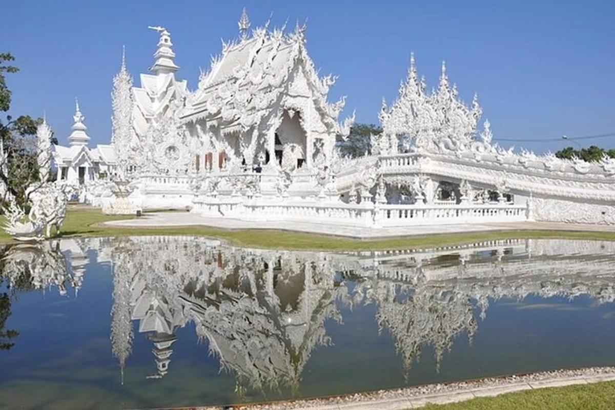 một ngôi đền màu trắng với hình ảnh phản chiếu trong nước
