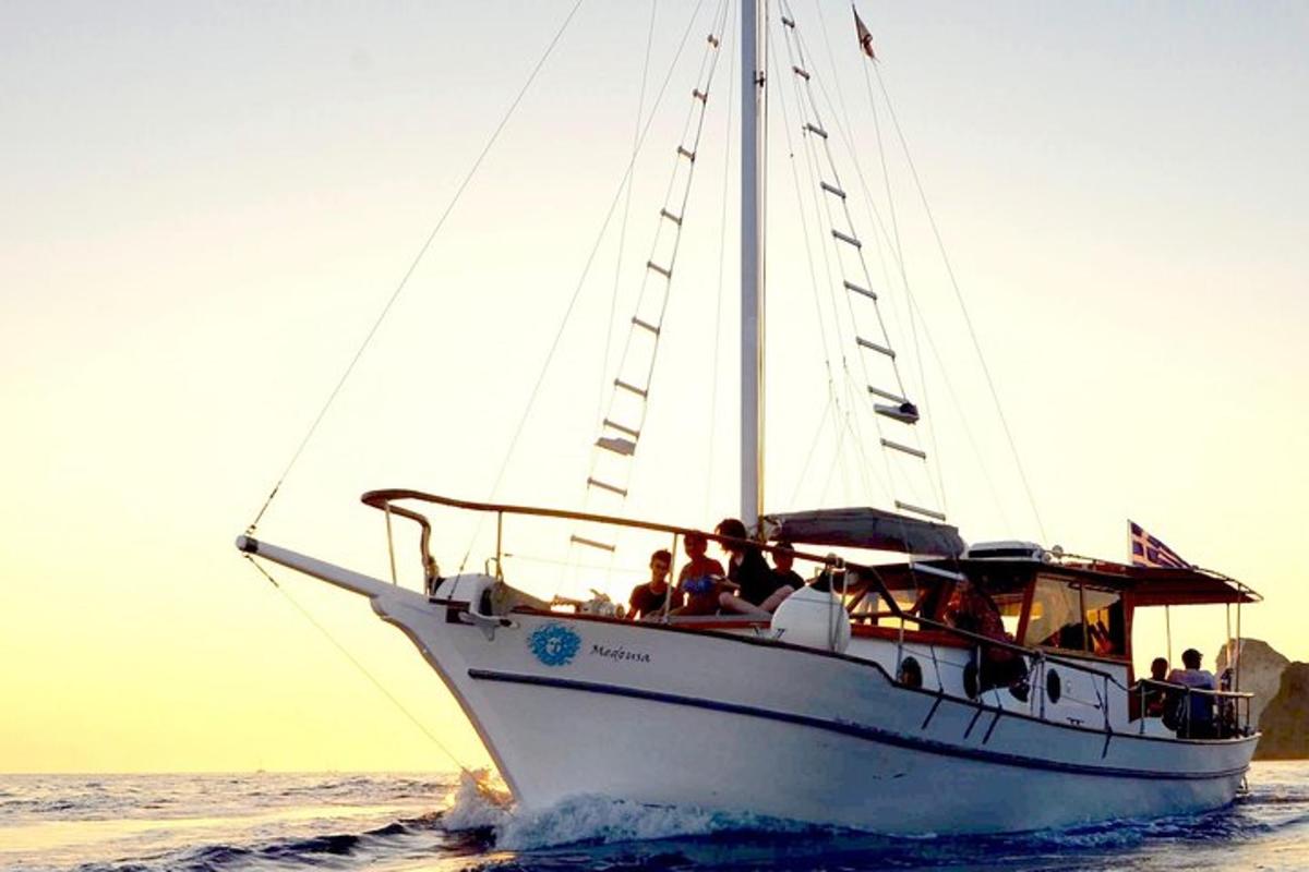 un grupo de personas en un barco en el agua