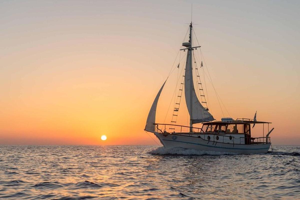 un velero en el océano al atardecer