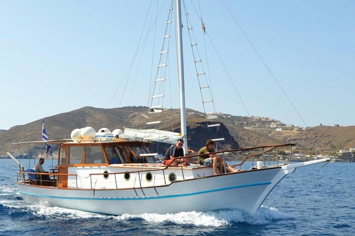 Un grupo de personas en un velero en el agua.