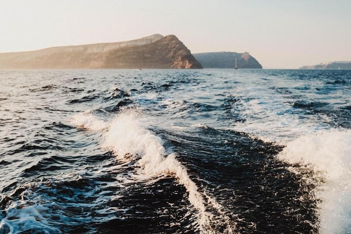 una vista de un barco en el agua
