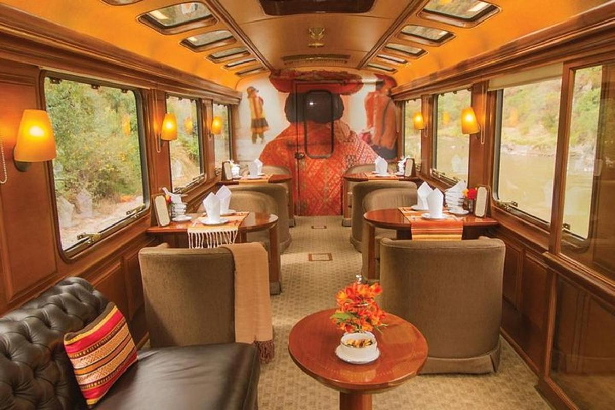 Un vagón comedor de un tren con mesas y sillas.