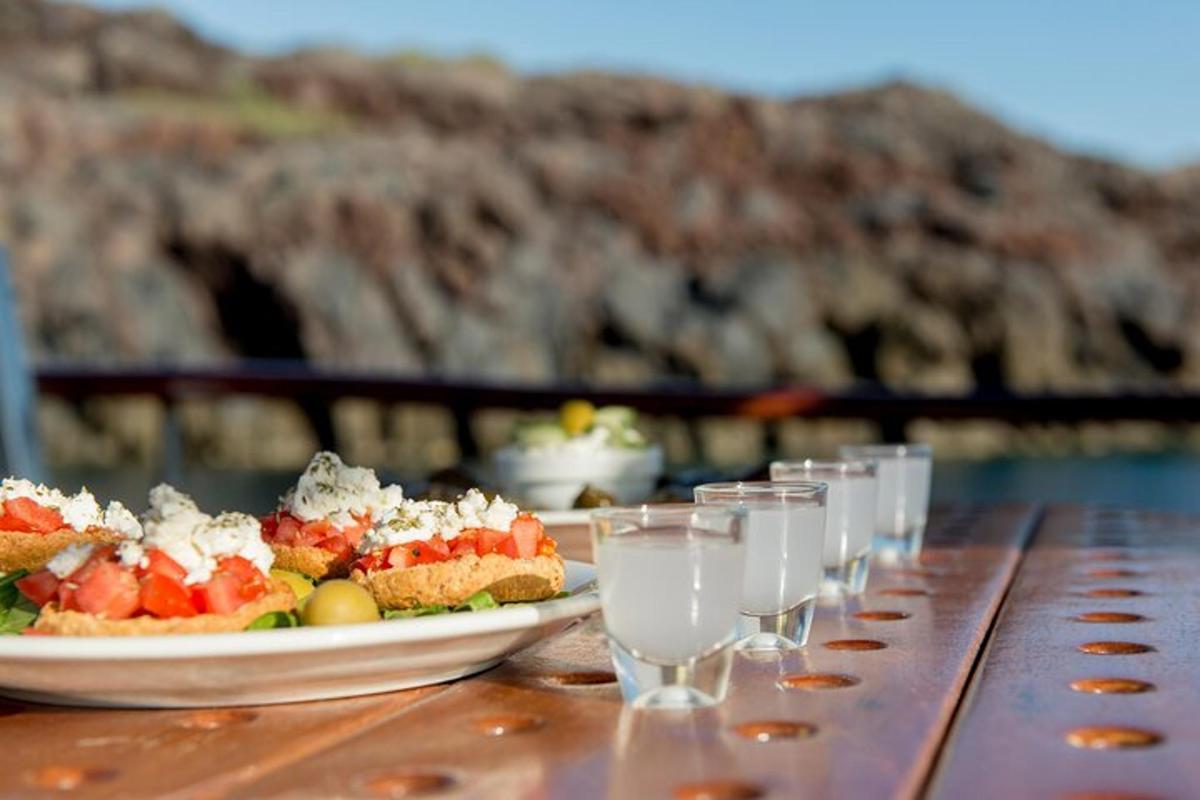 una mesa con un plato de comida y vasos de agua