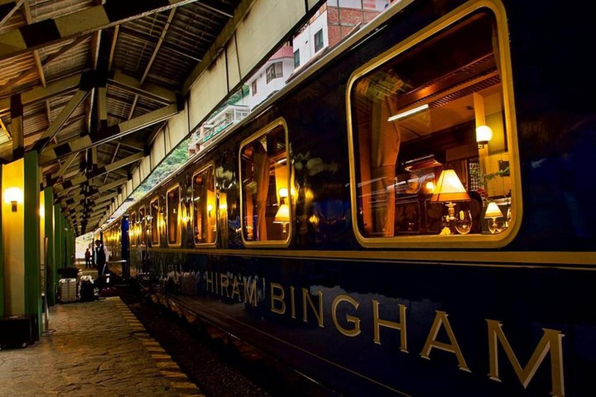 Un tren está estacionado en una estación de tren