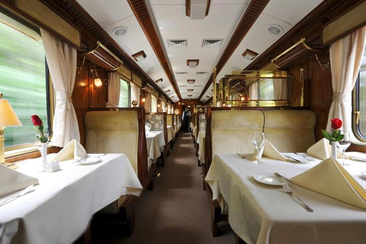 Un vagón comedor de un tren con dos mesas.